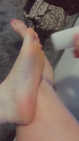 Any cutie with even cuter feet knows how to take care of them ?? [OC] [F]