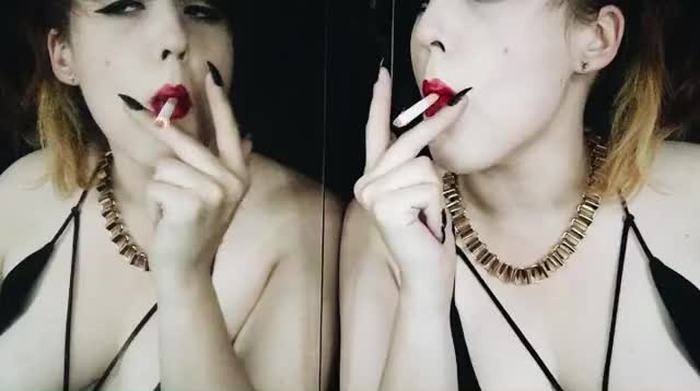 QUEEN OF SMOKING - MISTRESS KOMAKINO