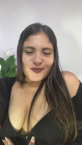 18 years old kiss latina long hair nails smile webcam gif