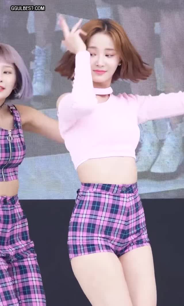 MOMOLAND Yeonwoo Crazy Lines .gif