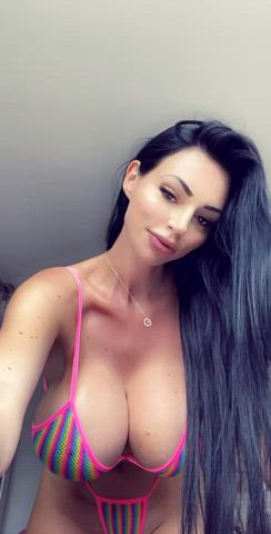 Yvonne oiling her big heavy tits