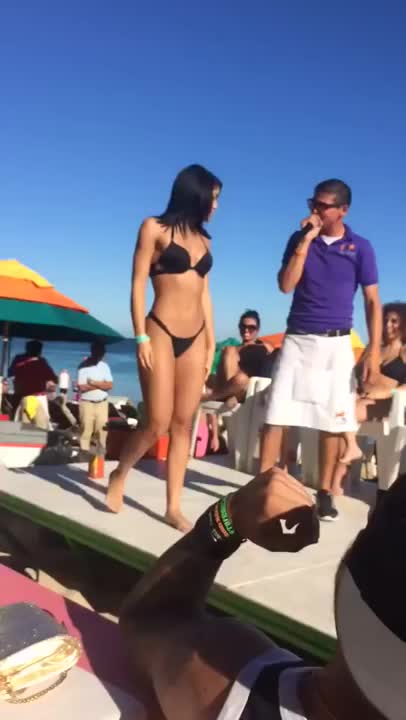 Yovanna Ventura twerks in Los Cabos