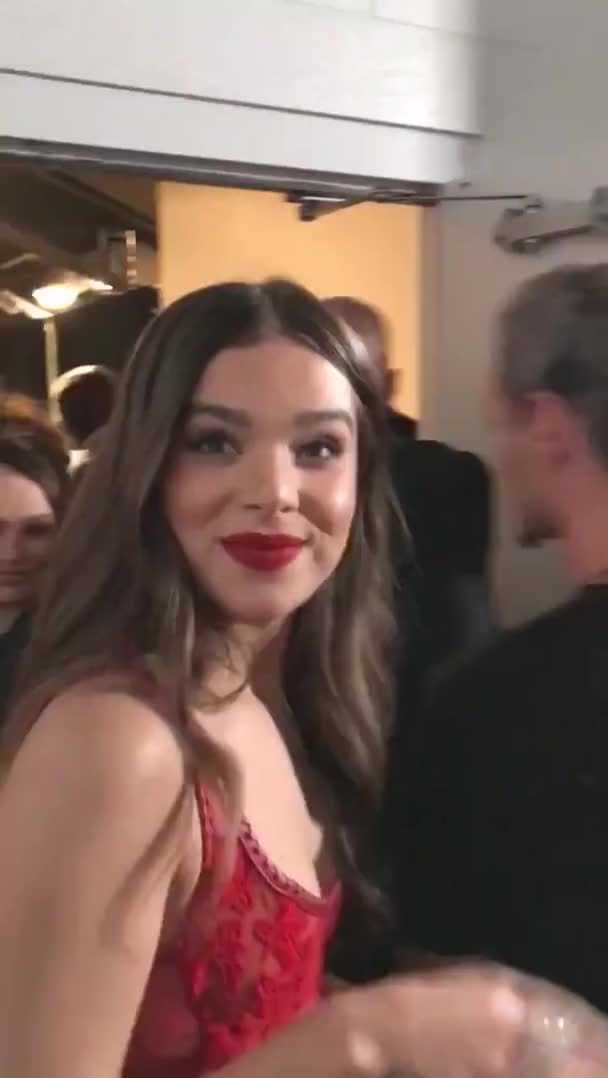 Hailee Steinfeld gif