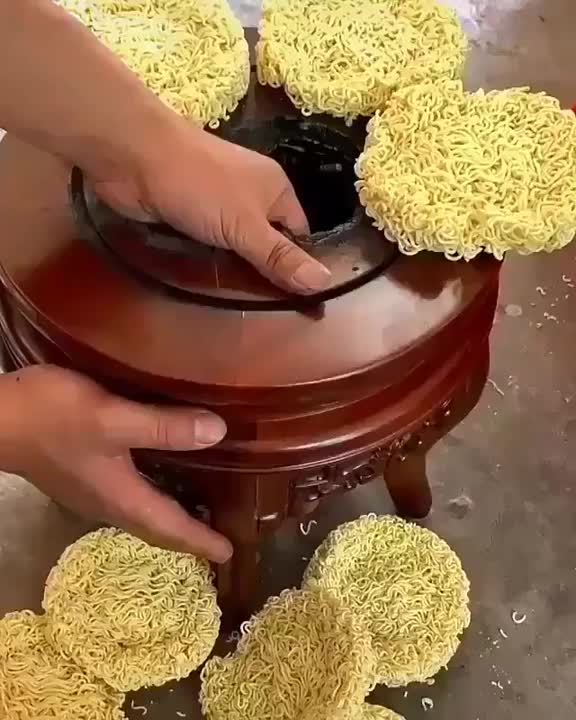 How to fix your wooden table with instant noodles!