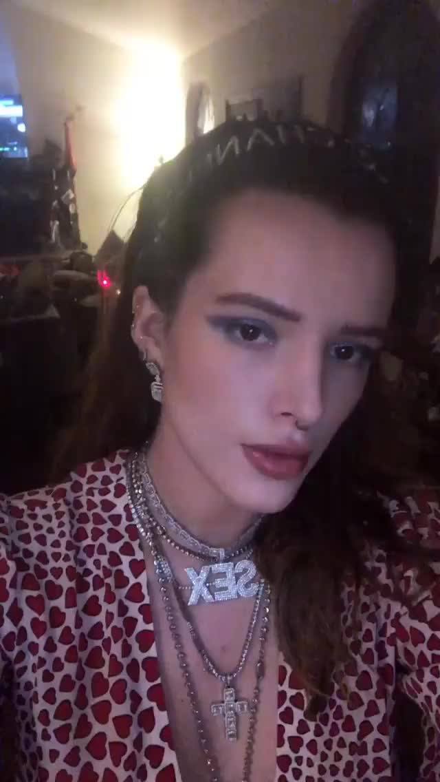 Bella Thorne - (12.25.18) Instagram Story