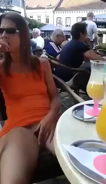 Showing her pussy to strangers