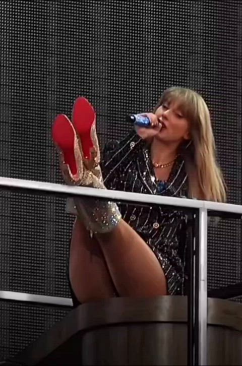 Taylor Swift legs and thighs making me bust