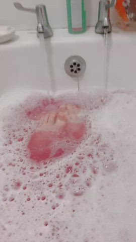 Bathtime toes!