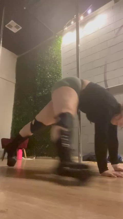 ass big ass dancing flexible milf onlyfans pole dance gif