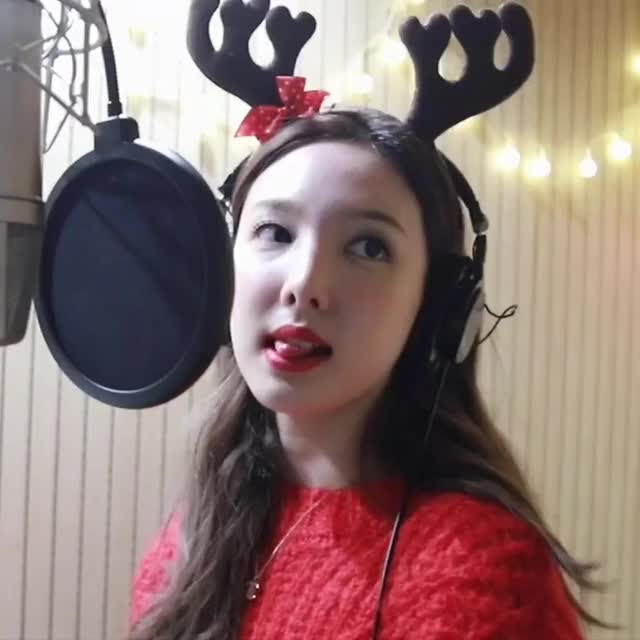 Nayeon Santa Tell Me