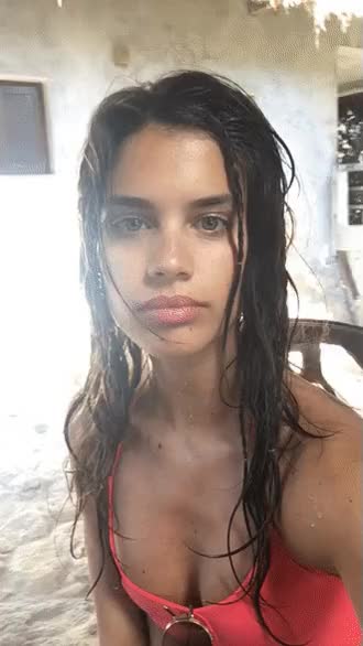 Sara Sampaio gif