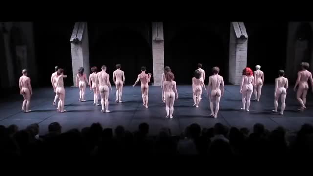 Mass nudity in weird Ballet performance - "Tragedie"