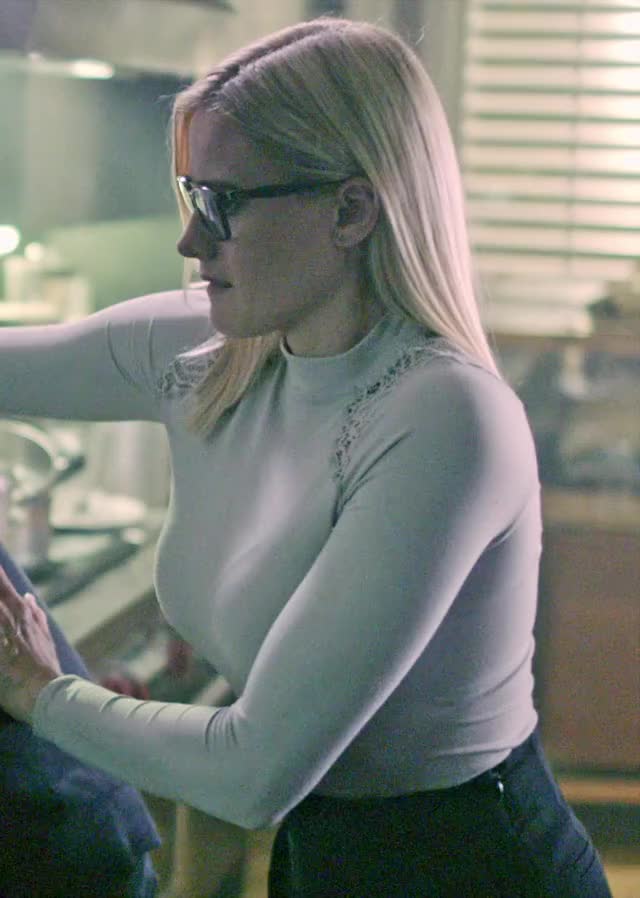 Olivia Taylor Dudley - The Magicians -S03e03 - 01