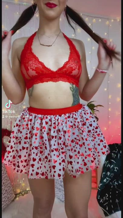 This trend is old but I couldn’t resist trying it in my valentines tutu. Keep watching
