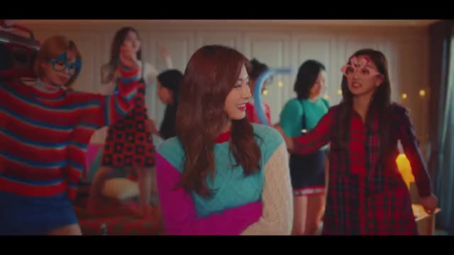 [V LIVE] TWICE(트와이스) "Merry & Happy" M/V