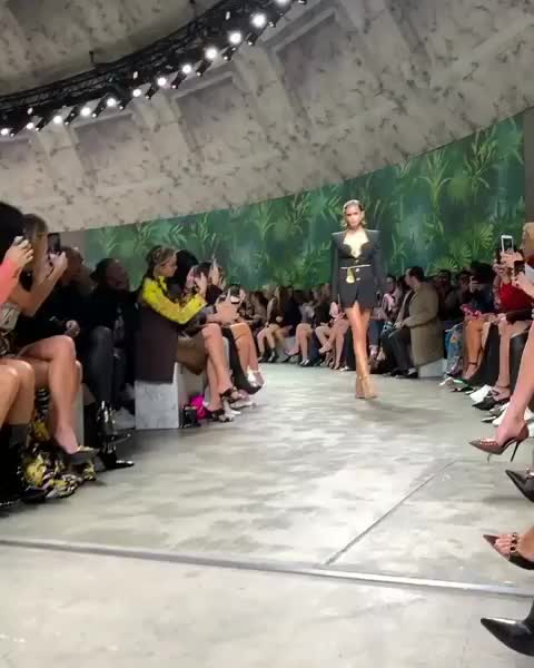 20/09/19: Kaia walking for Versace SS20 via @fashiontomax