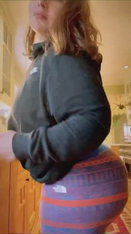 big ass bikini legs milf skinny thick thighs white girl yoga pants gif