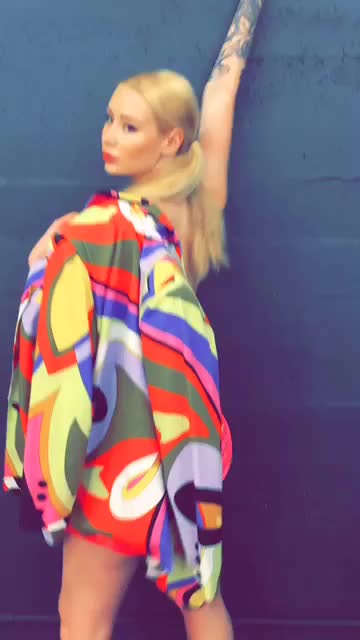 Iggy Azalea twerking in pink outfit