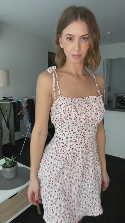 She Looks Good On That Dress