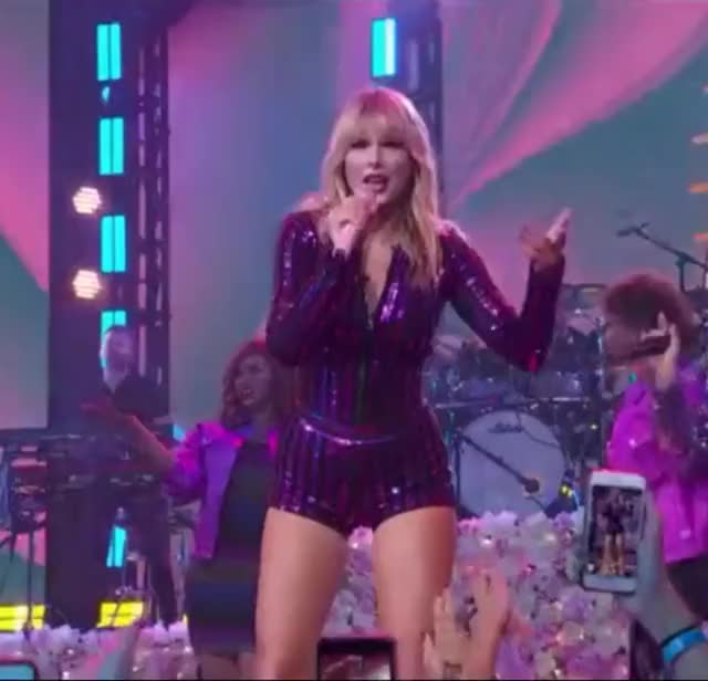 Celebrity Taylor Swift gif