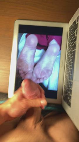 cum cumshot feet feet fetish jerk off soles tribute gif