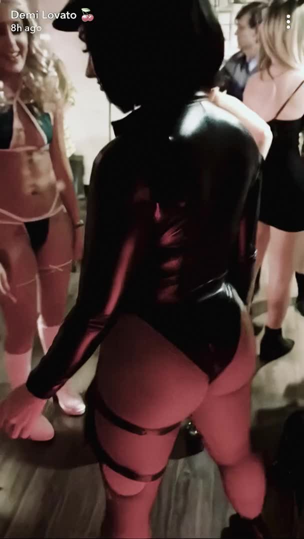 I can't fucking handle Demi Lovato shaking her fat ass