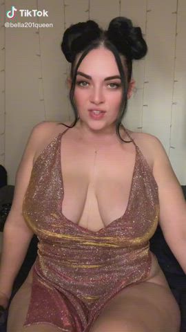 big tits braless cleavage natural tits non-nude saggy tits tiktok tits gif