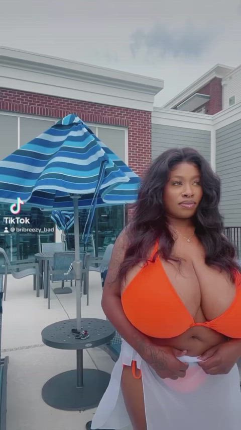 busty cleavage huge tits curvy-chicks gif