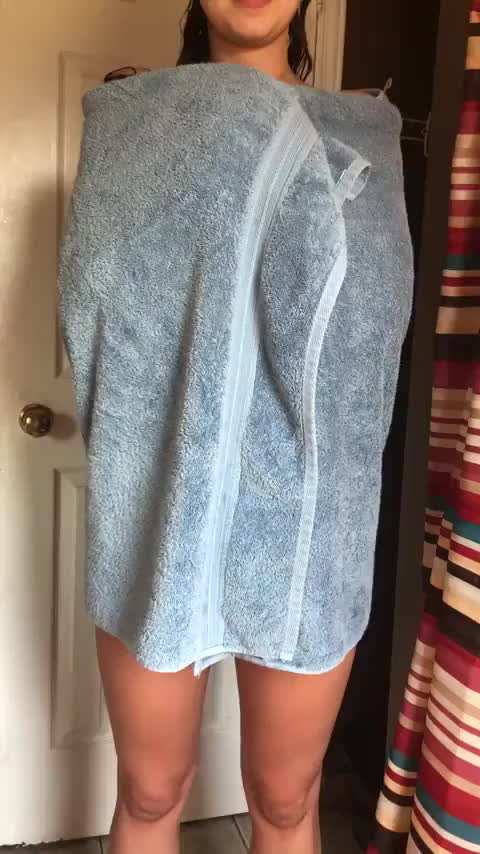 Girl drops the bath towel