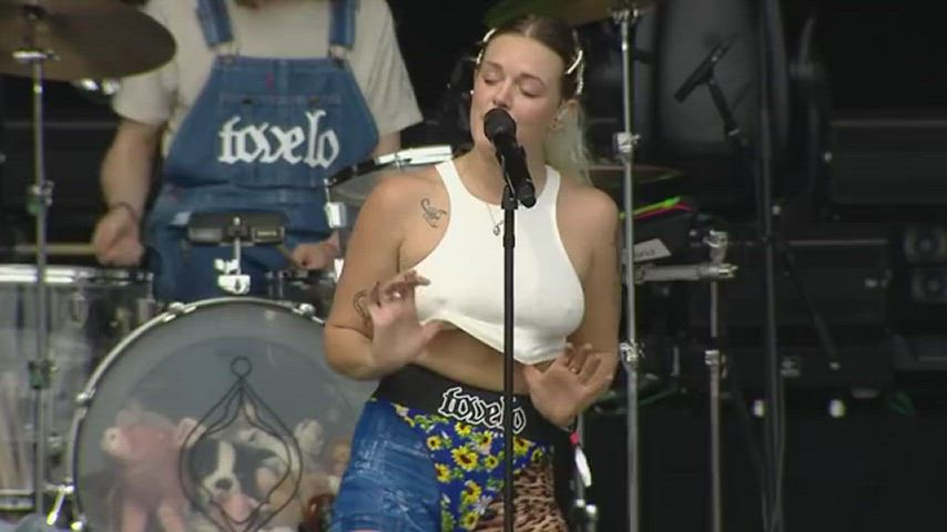 Tove Lo loves flashing boobs during her concerts