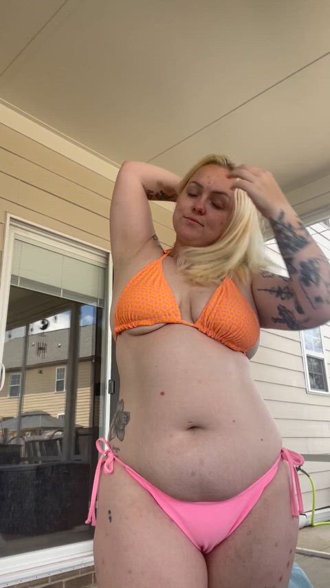 bikini blonde busty jiggling natural tits onlyfans tease thick tits white girl just-boobs