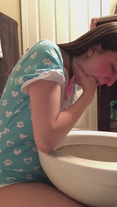 Cute girl making herself puke. No idea who she is, but damn she's hot!