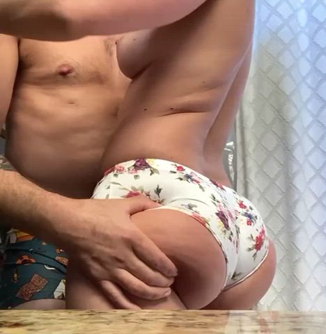 I looooooove it when he plays with my milf booty. [f]40 [m]41