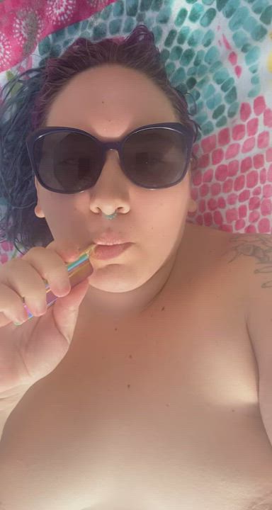 Vaping at the nude beach 🏖