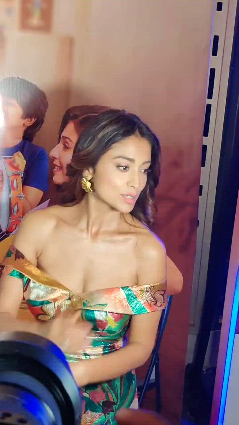 Shriya Saran showing cleavage and blowing kisses to Media