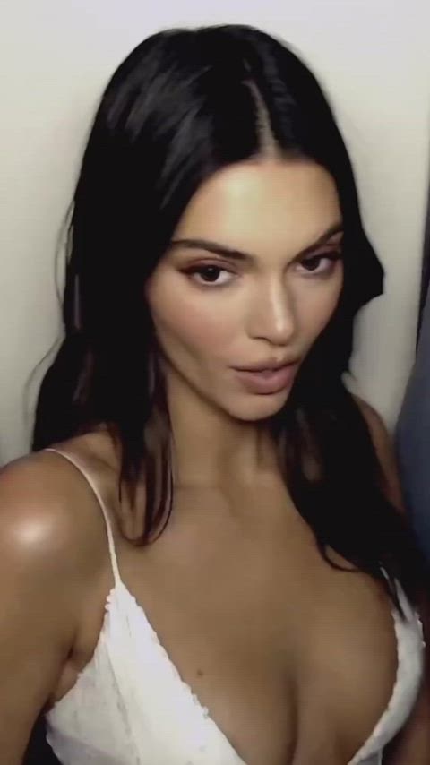 cleavage kendall jenner model gif