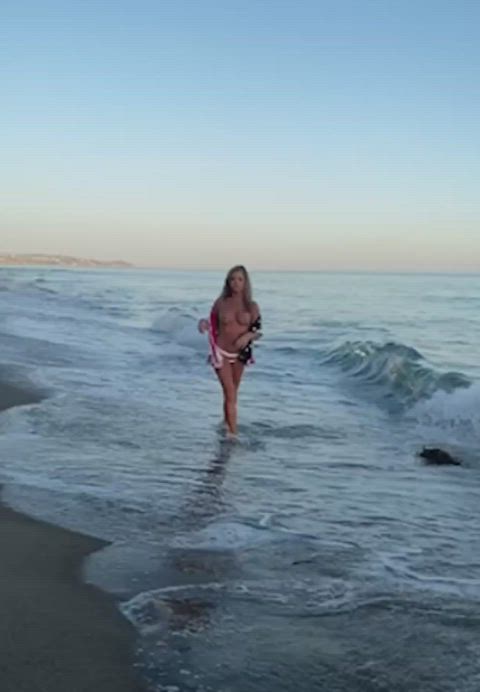 Denise richards Walking on the beach