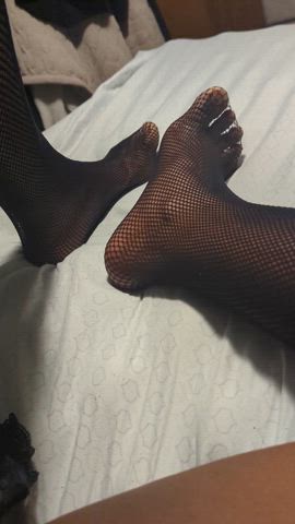 Wiggling my toes in my fishnets 😈🥵