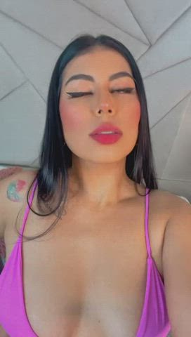 bongacams camgirl chaturbate jiggling kiss latina streamate webcam gif