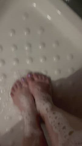 Just two feet getting soaped, wanna join me? Dms are welcomed😘