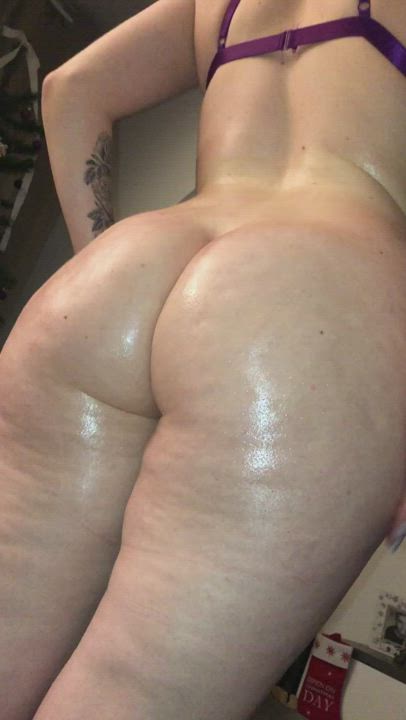 Do you think my oiled ass is sexy?