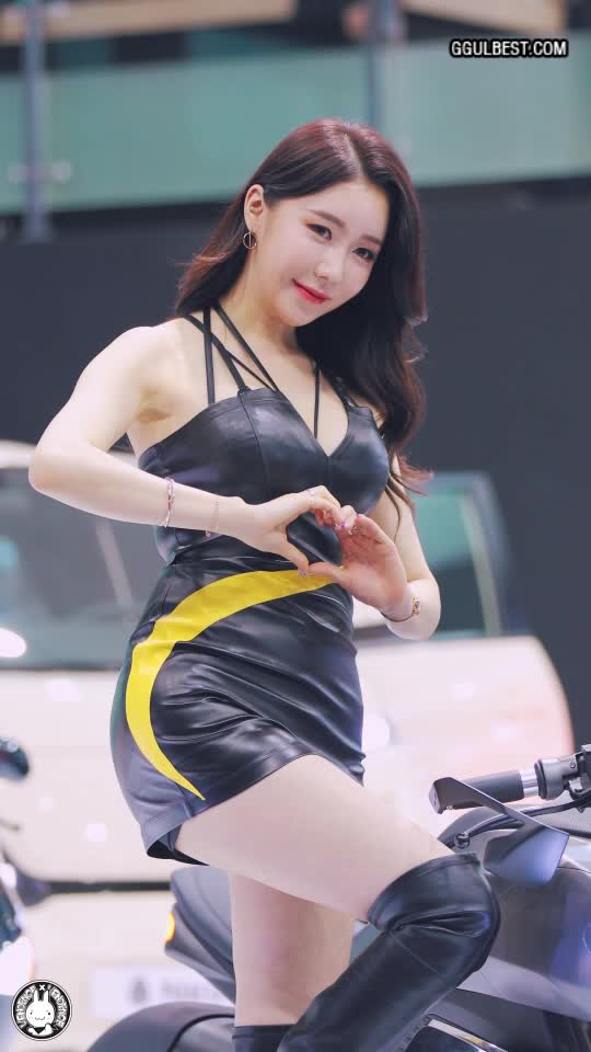 Racing Model Min Chaeyun Sleeveless Dress .gif