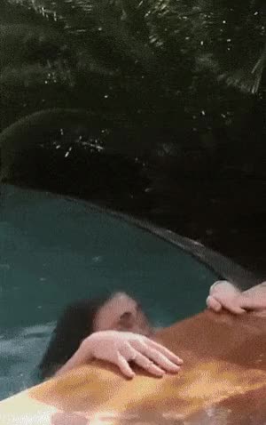 (190407) Topless pool beauty