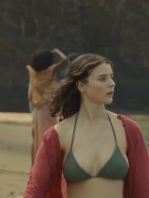 Thomasin McKenzie, bikini