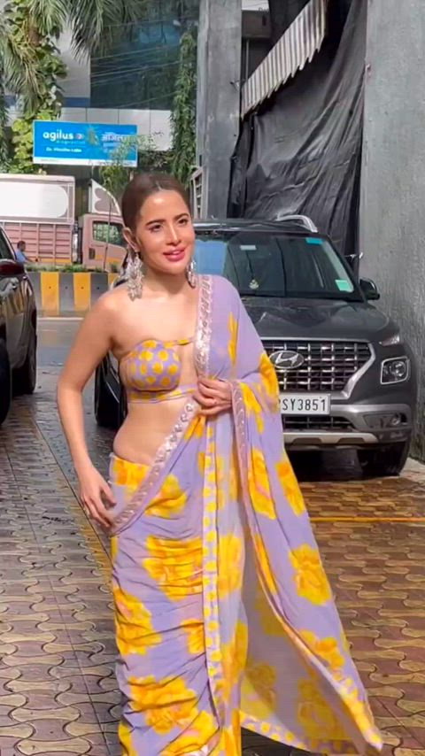 Uorfi Javed navel in a saree