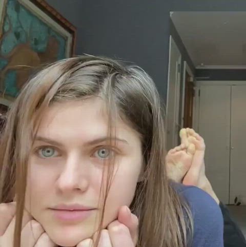 alexandra daddario blue eyes celebrity eye contact feet foot fetish soles gif