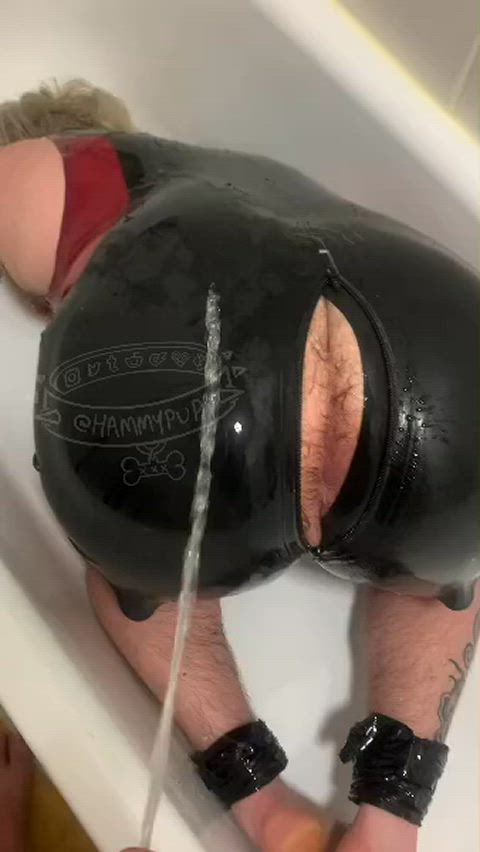 My daddy pissing on my ass to mark what’s his 😮‍💨