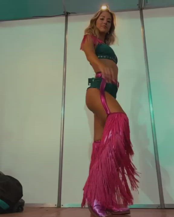 Flor vigna moviendo el culo 2