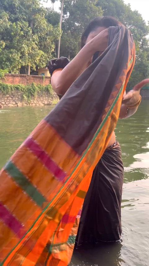 Anicka Vikramman's wet navel in saree