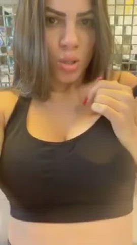Flashing boobs + full vid in the comments